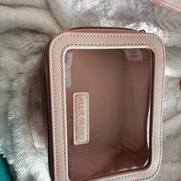 Allie Glinda pink makeup package - Picture 4 of 15